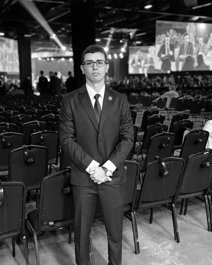 Marlown Eduardo de terno em auditório durante evento da advocacia